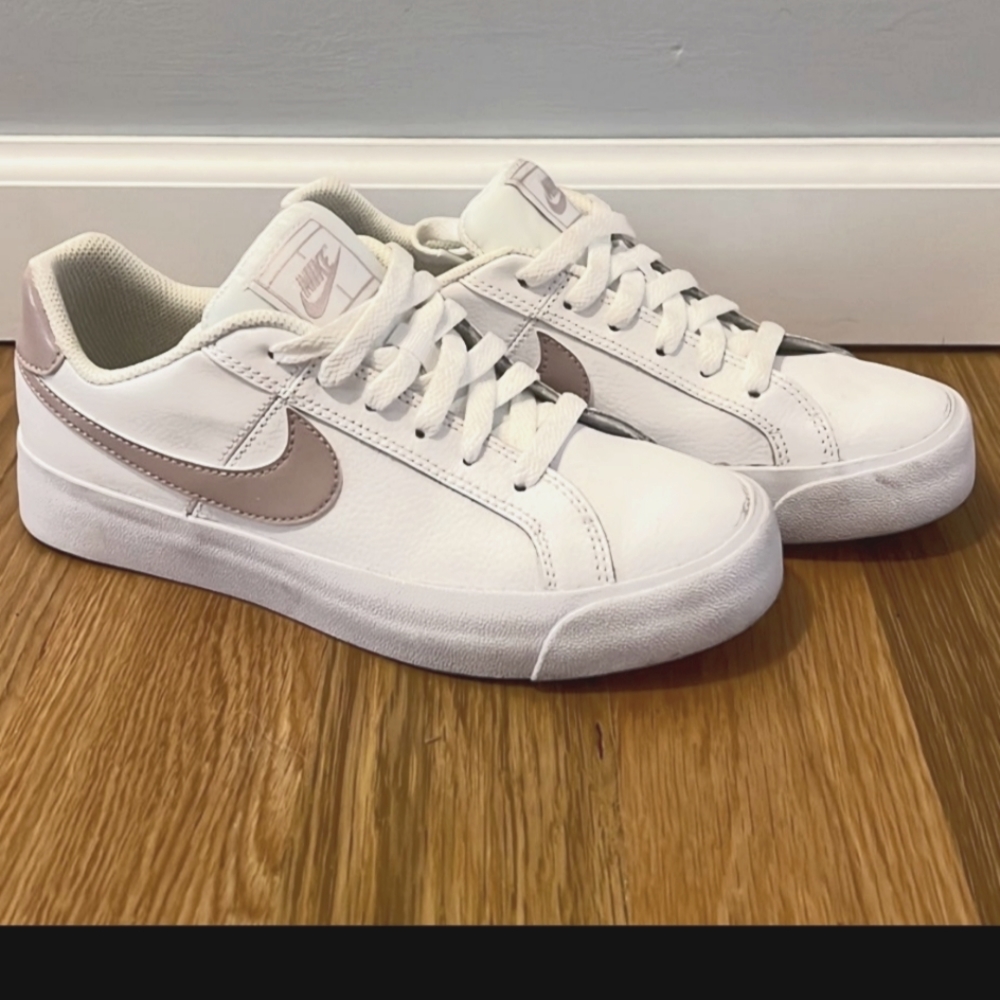 Tennis shoes